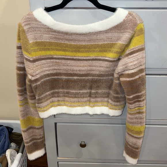 Cropped Long Sleeve Sweater - Picture 4 of 4